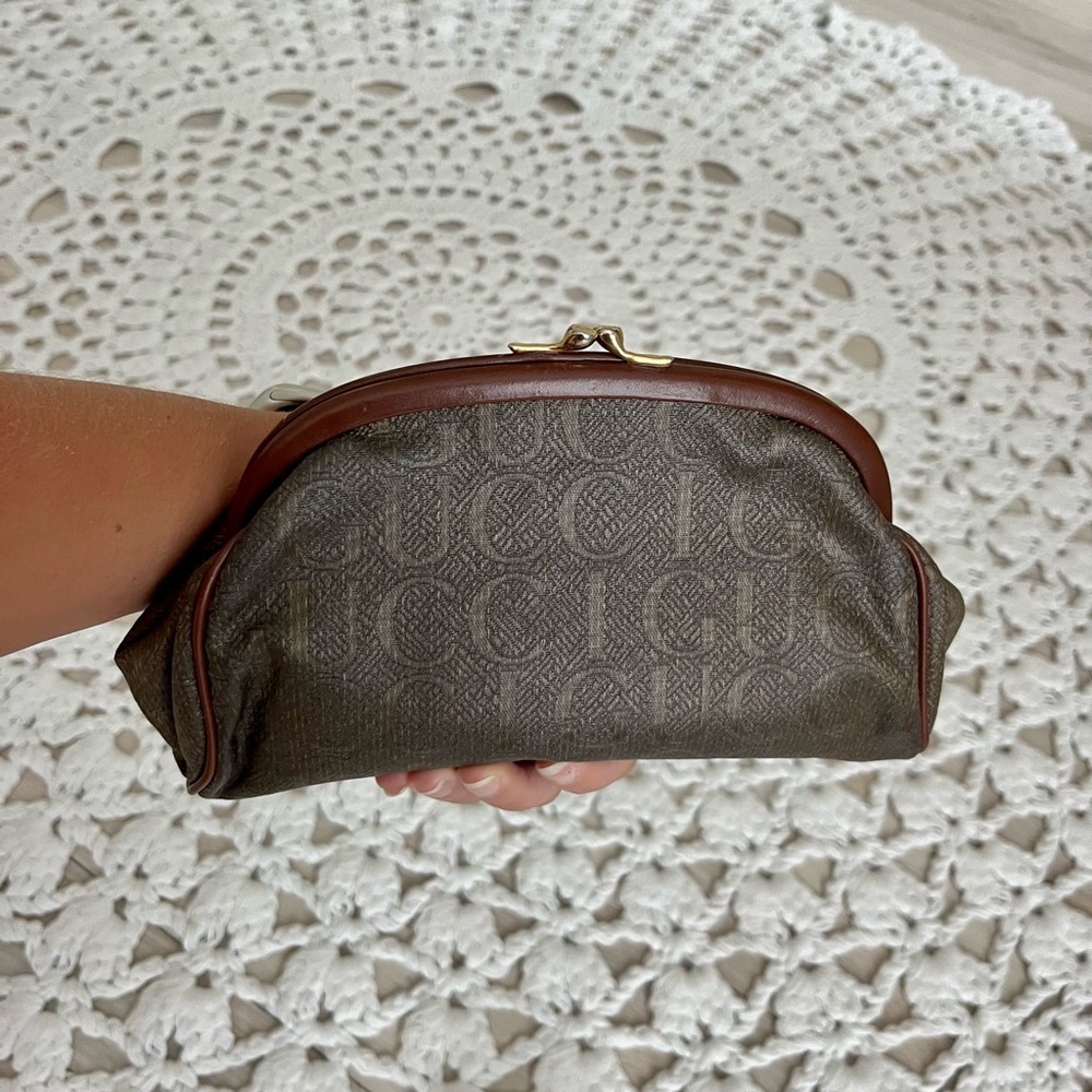 Vintage Gucci Clutch with rare monogram and kiss lock - Picture 6 of 17